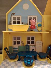 Casa di Peppa Pig con  personaggi+ trenino con per