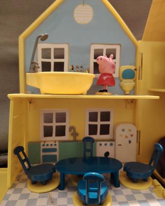 Casa di Peppa Pig con  personaggi+ trenino con per