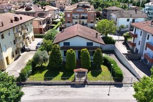 Villa di 338 m² con più di 5 locali e box auto dop