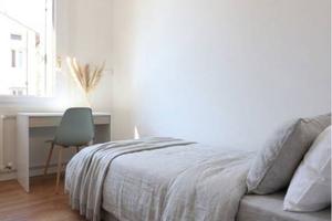 Camera singola con cabina armadio vicino al centro