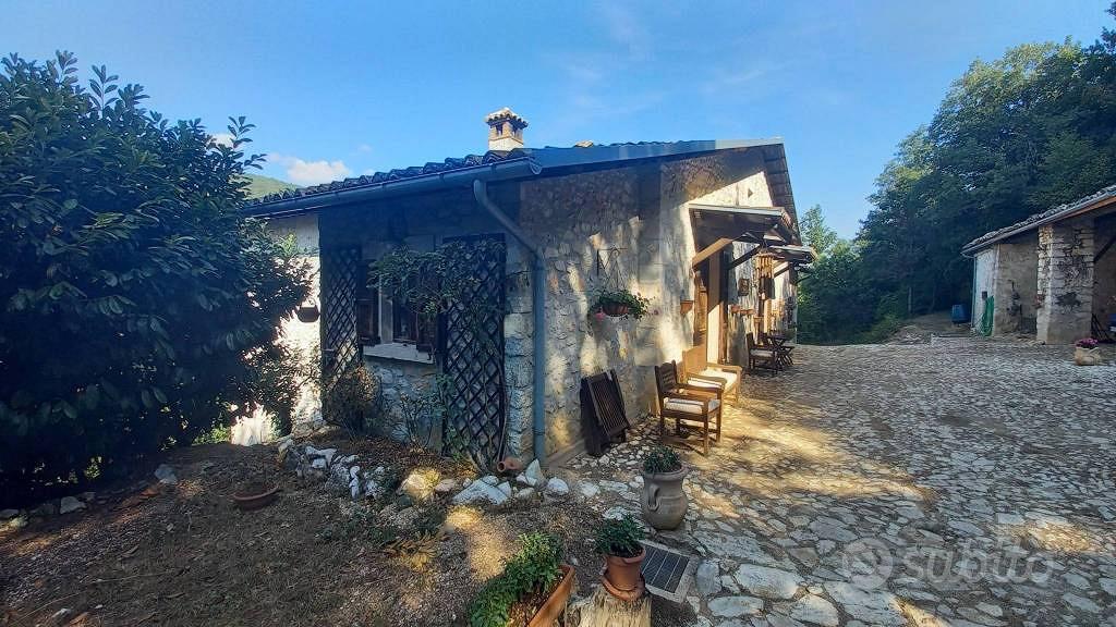 Rustico / Casale di 390 m² con più di 5 locali a C - Vista 4