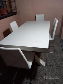 Tavolo da pranzo con 4 sedie