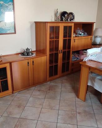 Sala completa legno lucido noce con vetrine tavolo
