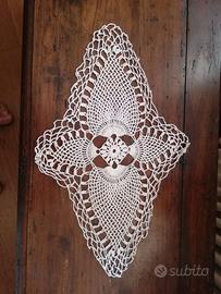Antichissimo centro uncinetto artigianale cm 47x29