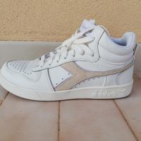 Scarpe sportive, marca diadora. 