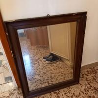 Specchio con cornice di legno