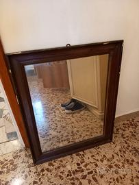 Specchio con cornice di legno