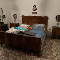 Camera da letto e comó stile antico