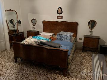 Camera da letto e comó stile antico