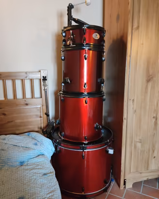 batteria acustica rossa