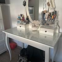 Scrivania Ikea con specchio e cassetti