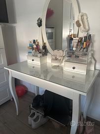 Scrivania Ikea con specchio e cassetti