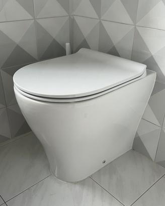Wc senza brida con tavoletta chiusura rallentata