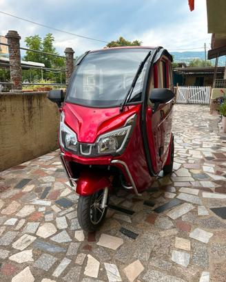 Scooter elettrico cabinato 3 ruote pari al nuovo