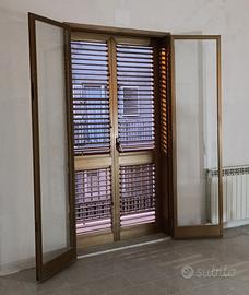 Porte finestre e finestra color ottone standard
