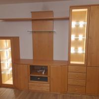 parete attrezzata in legno con luce integrata