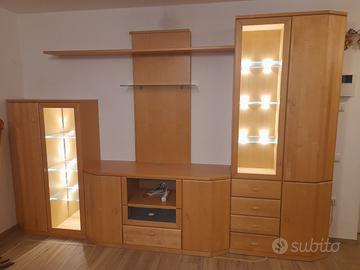 parete attrezzata in legno con luce integrata