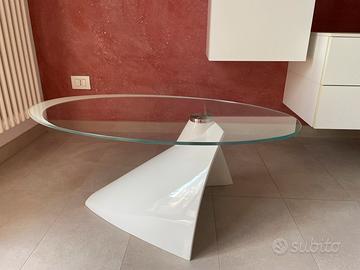 Tavolino da salotto in vetro con piede bianco