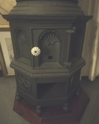 Stufa in ghisa antica