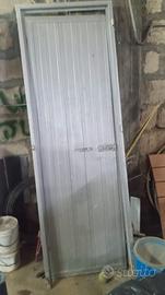 porta in ferro zincato.