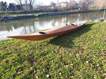 Kayak legno Artigianale Groenlandese da mare