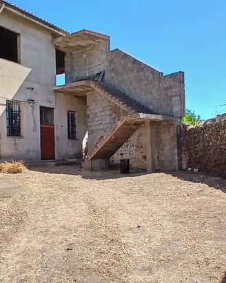 Terreno e casa due livelli