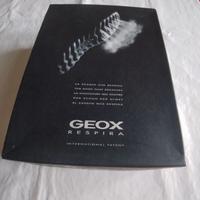 Scatola vuota marrone e beige con logo Geox 