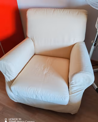 divanetto due posti e poltrona