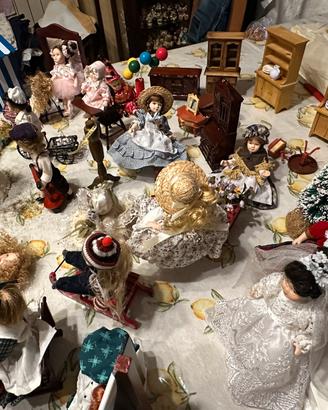 Bambole doll house originali 23 pezzi piu mobilio