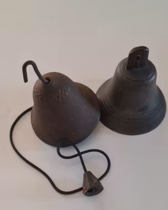 2 PICCOLE ANTICHE CAMPANE IN FERRO E BRONZO USATE