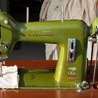 Macchina da cucire con mobile