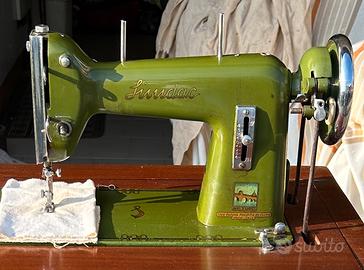 Macchina da cucire con mobile