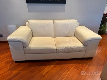 Divani a 2 e 3 posti in pelle color crema chiara
