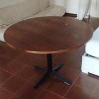 Lampada, mobiletto marmo e tavolo legno