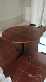 Lampada, mobiletto marmo e tavolo legno