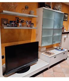 soggiorno mensole  porta TV e credenza 