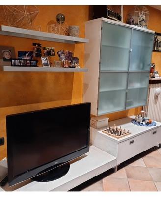 soggiorno mensole  porta TV e credenza 
