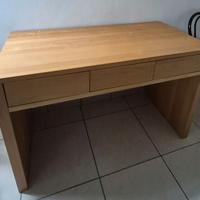 Scrivania in legno con 3 cassetti – robusta e spaz