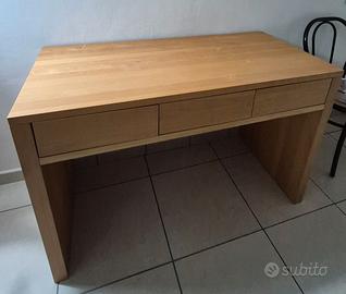 Scrivania in legno con 3 cassetti – robusta e spaz