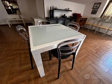 Tavolo allungabile con piano in vetro e struttura 