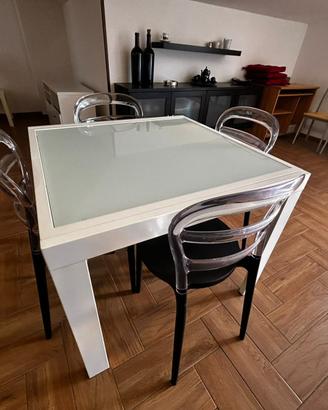 Tavolo allungabile con piano in vetro e struttura 