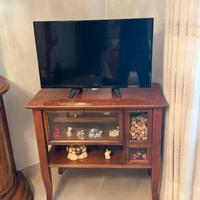 Mobiletto tv in legno con vetrinetta