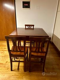 Tavolo in legno massello allungabile