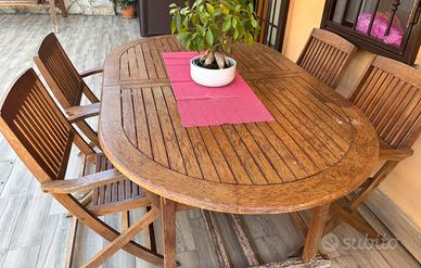 Tavolo di legno con quattro sedie