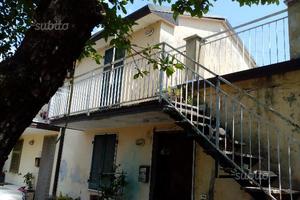 Casa semindipendente e terreno a Castelnuovo Magra