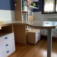 Scrivania, comodino e mensola abbinati