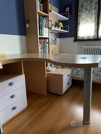 Scrivania, comodino e mensola abbinati