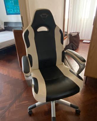 Poltrona gaming Trust GXT girevole e regolabile