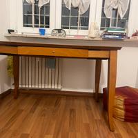 Scrivania in legno
