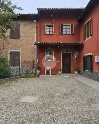 CASA DI CORTE A CASTAGNOLE DELLE LANZE